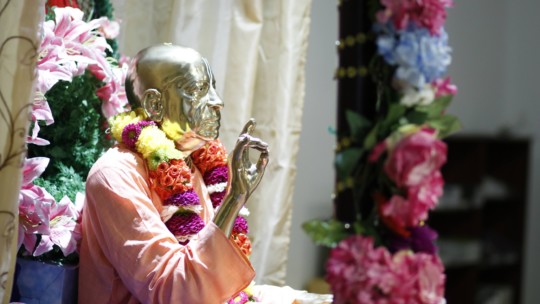Guru Vandana – Sri Krishna Balaram Mandir